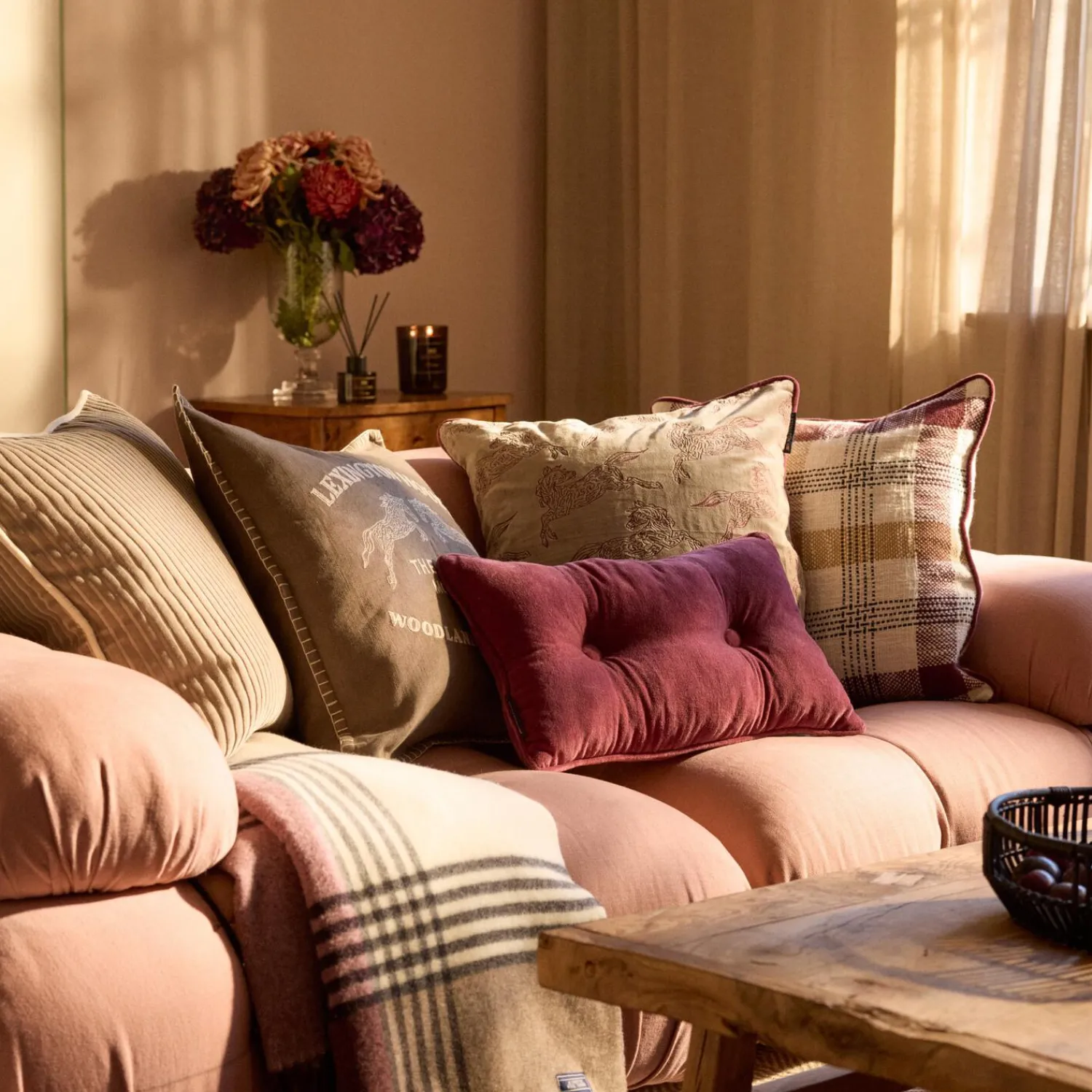 Lexington Pyntepuder & Hynder-Buttoned Pillow, burgundy