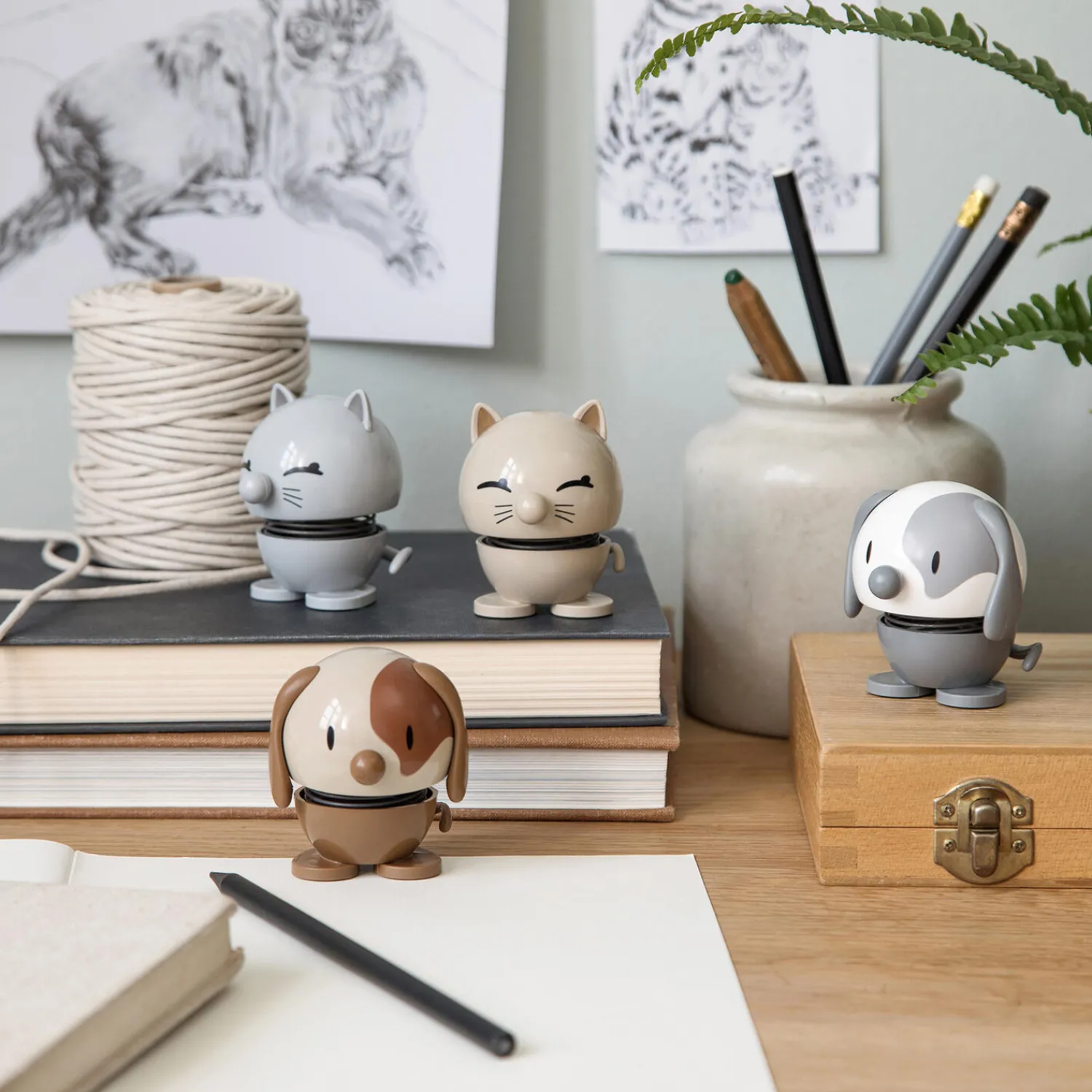 Hoptimist Figurer & Glaskunst-Dog, gool grey