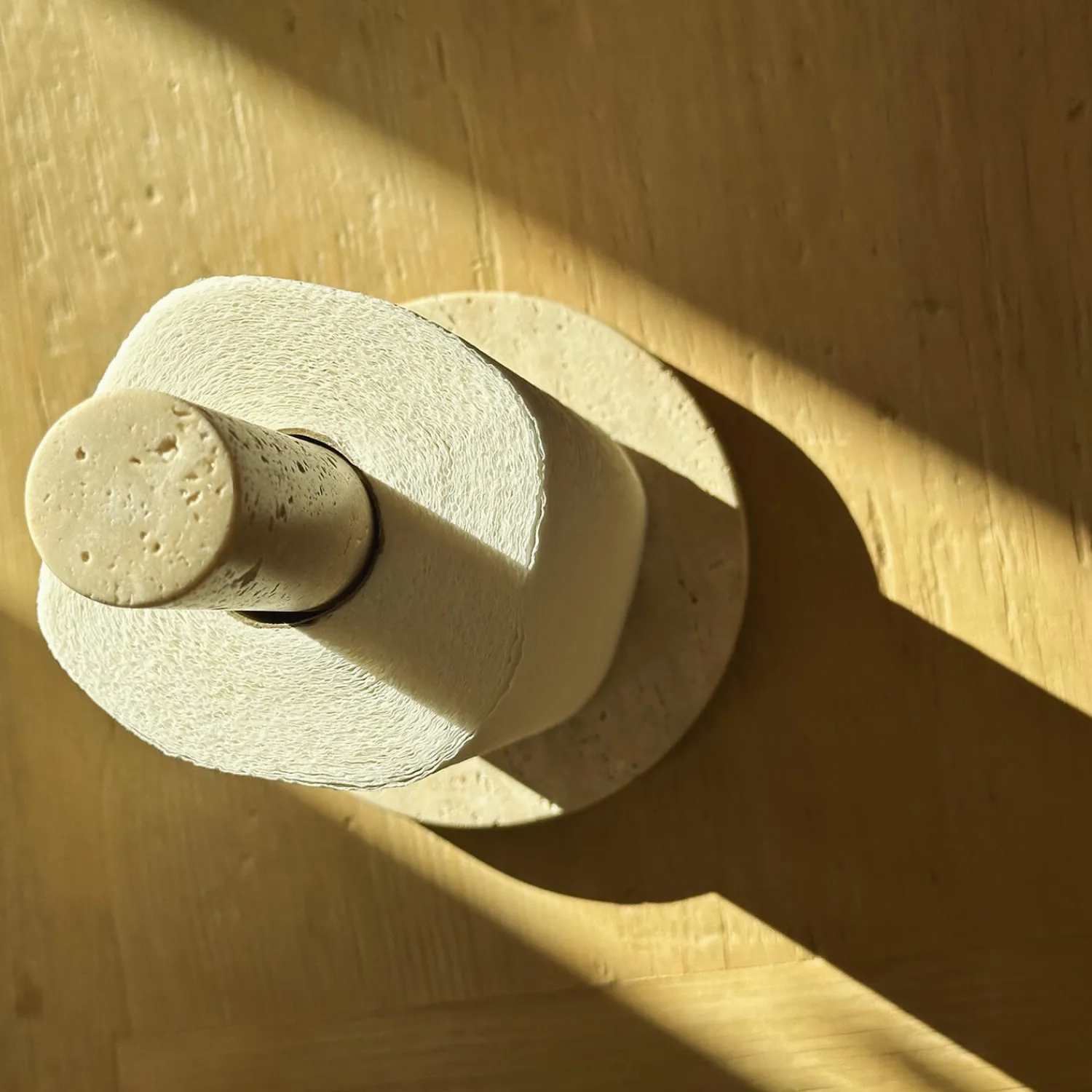HOEME Copenhagen Køkkenudstyr * Køkkenrulleholder, sand