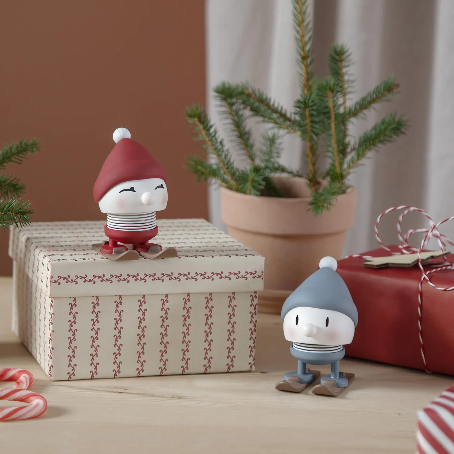 Hoptimist Figurer & Glaskunst-Skiing Bimble S, berry